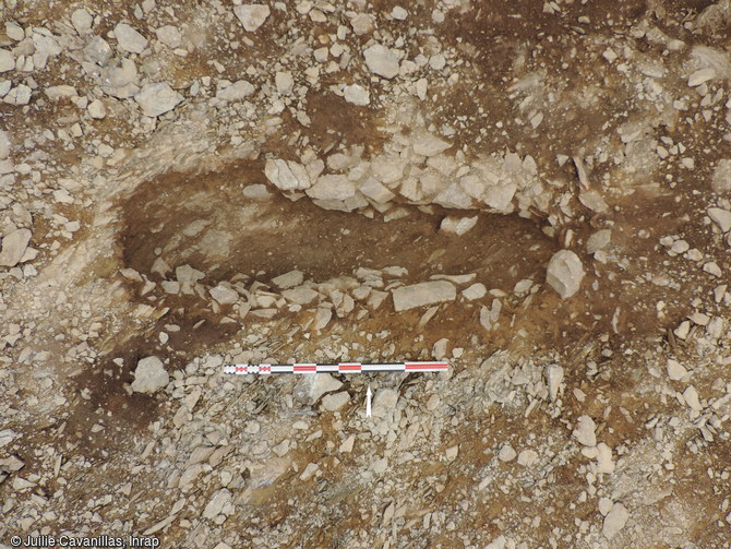 Sépulture avec des aménagements de maintien du corps, mise au jour dans une nécropole médiévale de 300 tombes sur le site de Lavallot Nord à Guipavas (Finistère), 2016. L'absence de squelette, dissous par l'acidité des sols, et d'objets pour accompagner le défunt ne permet pas, à l'heure actuelle, de dater avec précision ce cimetière.