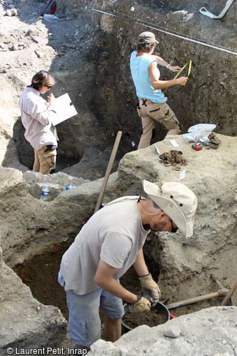 Relevé d'une coupe stratigraphique sur le site de l'ancienne abbaye médiévale de Saint-Faron à Meaux (Seine-et-Marne), 2016