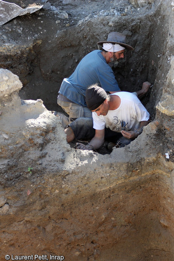 Nettoyage en cours d'une coupe stratigraphique sur le site de l'ancienne abbaye médiévale de Saint-Faron à Meaux (Seine-et-Marne), 2016