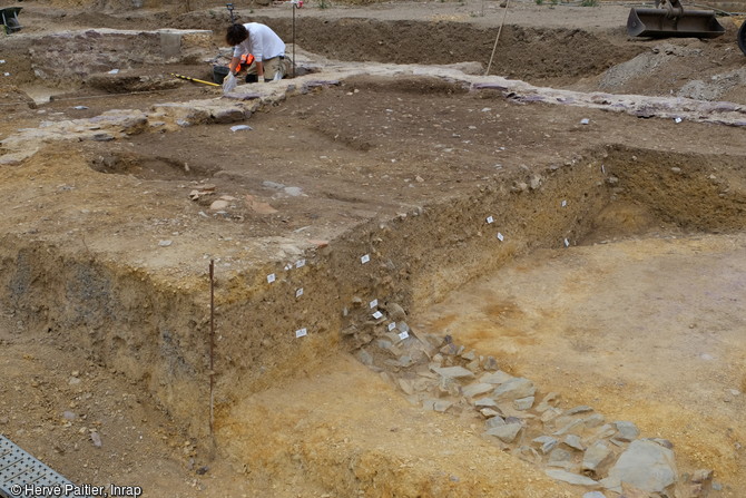 Vestiges du mur de clôture qui ceinturait la cour d'un édifice public sur le site du quartier gallo-romain de l'hôtel-dieu à Rennes (Ille-et-Vilaine), 2016. Ses pierres ont été démontées à la fin du IIIe siècle.