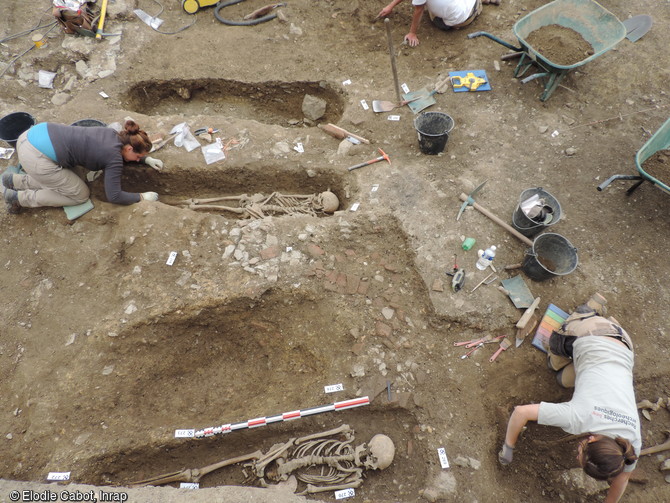 Nécropole des IVe-VIe siècles, en cours de fouille par une équipe d'anthropologues sur le site de l'hôtel-dieu à Rennes (Ille-et-Vilaine), 2016. Les défunts sont inhumés en cercueil ou en simple linceul dans de larges fosses. Les plus soignées sont aménagées avec des coffrages faits à partir de matériaux issus de l'abandon des bâtiments préexistants. 