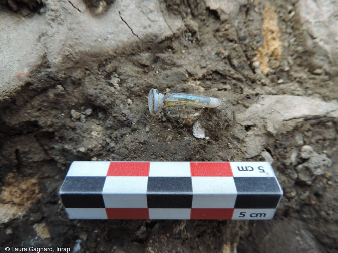 Bague en verre complète découverte dans une des tombes de la nécropole des IVe-VIe siècles sur le site de l'hôtel-dieu à Rennes (Ille-et-Vilaine), 2016