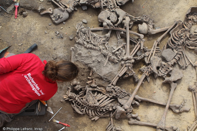 Les archéologues ont fouillé manuellement pendant plusieurs semaines le site néolithique d'Achenheim (Bas-Rhin), 2016