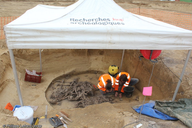 La fosse 124 en cours de fouille sur le site néolithique d'Achenheim (Bas-Rhin), 2016