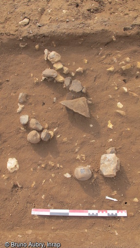 Lambeau de sol du Campaniforme (Néolithique final, 2800 avant notre ère) à Cléon (Seine-Maritime), 2016. Sur ce sol ont été retrouvés une meule, des percuteurs et autres traces d'industrie lithique ainsi qu'un fragment de céramique. 