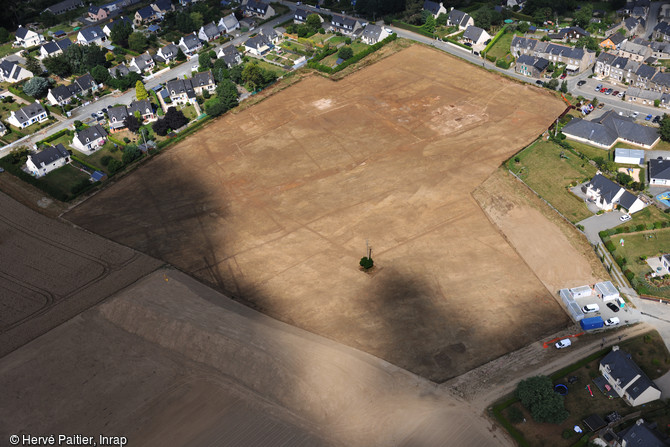 Vue aérienne de l'emprise de la fouille de la villa romaine à Langrolay-sur-Rance (Côtes-d'Armor), 2016