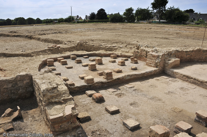 Zoom sur une partie des thermes de Langrolay-sur-Rance (Côtes-d'Armor), 2016. Avec de nombreuses pilettes, caractéristiques des hypocaustes (chauffage par le sol). Au fond, une salle tiède en abside. 