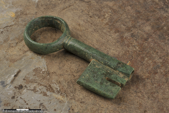 Clef en bronze massif (probable serrure de coffret) découverte dans les thermes de Langrolay-sur-Rance (Côtes-d'Armor), 2016.