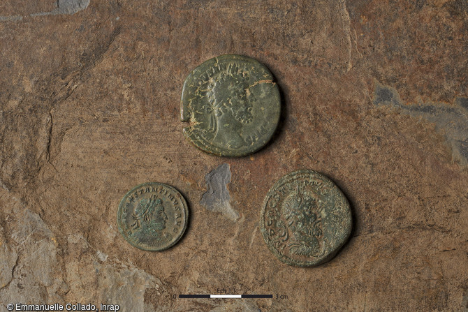 Deux sesterces frappés à Rome et Trèves aux IIe et IIIe siècles de notre ère et un nummus frappé à Trèves au IVe siècle. Découverts dans les thermes de Langrolay-sur-Rance (Côtes-d'Armor), 2016.