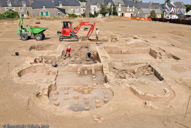 Vue d'ensemble des thermes en cours de fouille de Langrolay-sur-Rance (Côtes-d'Armor), 2016. Au premier plan, les salles chauffées par le sol.