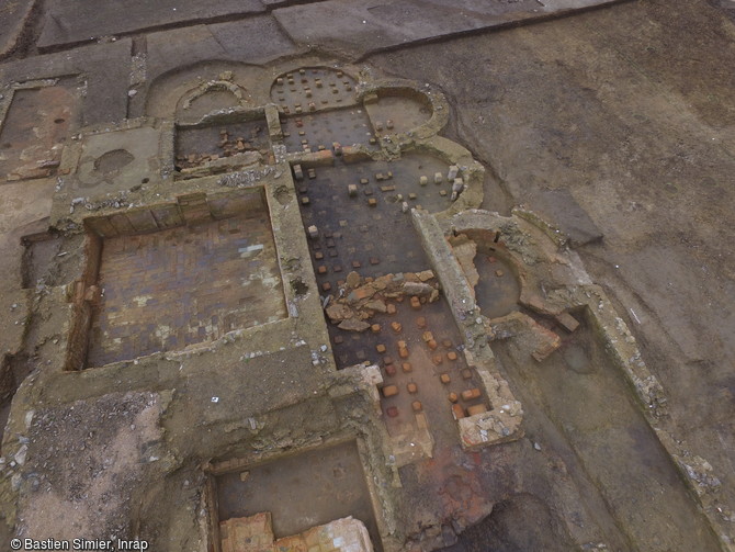 Zoom sur le caldarium et la piscine froide des thermes de la villa de  Langrolay-sur-Rance (Côtes-d'Armor), 2016. 