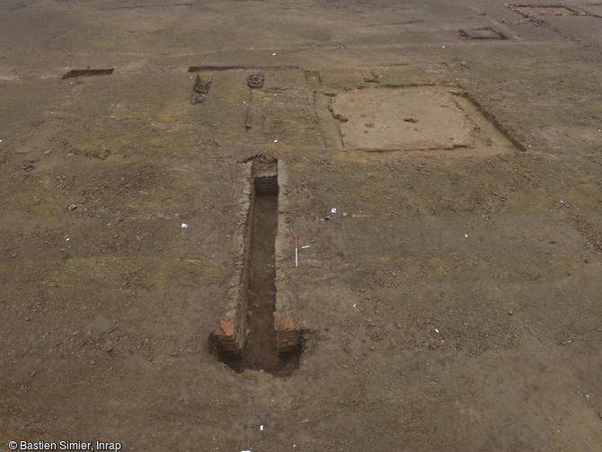 Détail d'une des deux structures excavées (glacières) aménagées à l'arrière de l'aile ouest de la villa de Langrolay-sur-Rance (Côtes-d'Armor), 2016. 