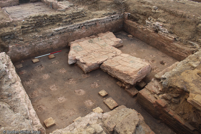 Détail de la supensura (sol suspendu) effondrée dans la piscine chaude des thermes de la villa de Langrolay-sur-Rance (Côtes-d'Armor), 2016. 