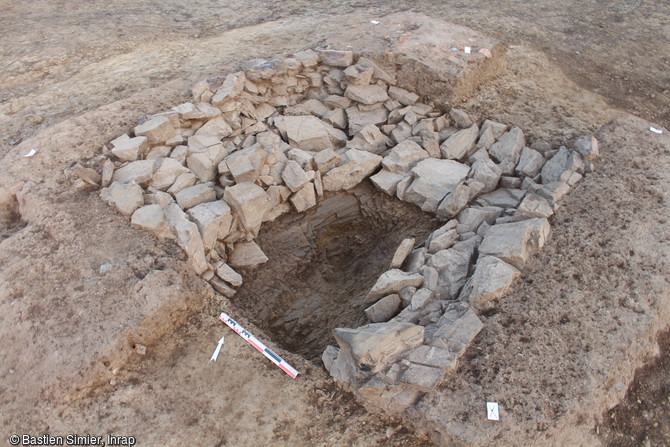 Vue de la fondation d'une probable pile funéraire mise au jour sur le site de la villa de Langrolay-sur-Rance (Côtes-d'Armor), 2016. L'excavation au premier plan correspond à un pillage daté par le monnayage de la fin du IIIe siècle de notre ère. 