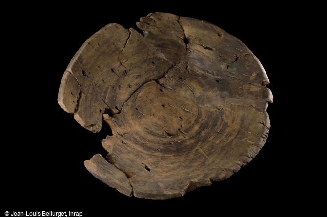 Plat en bois d'érable, XIe siècle, découvert à Pineuilh (Gironde)