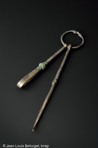 Pince à épiler et cure oreille en argent, fin IVe-Ve siècle, découverts à Obernai (Bas-Rhin)