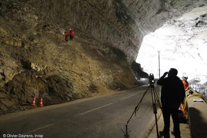 Relevés topographiques de la paroi le long de la RD 119 et des niveaux archéologiques, de la grotte préhistorique du Mas d'Azil (Ariège), 2016.  Vue vers le sud-est. 