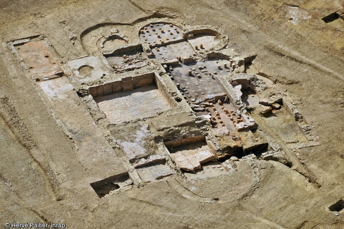 Vue aérienne des thermes à Langrolay-sur-Rance (Côtes-d'Armor), 2016. Les murs et les plafonds, exceptionnellement conservés, étaient ornés de peintures, notamment des enduits à incrustations de coquillages, caractéristiques d'Armorique.