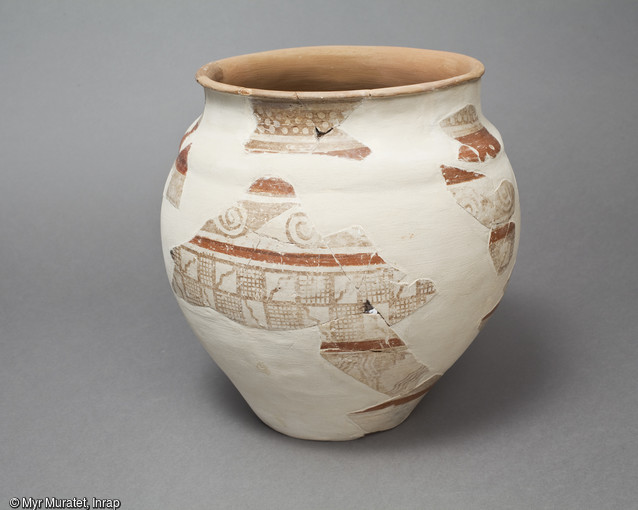 Vase balustre à panse moulurée en céramique peinte, fin du IIe siècle avant notre ère, hauteur 28 cm, provenant du site de l'Îlot de la Charpenterie à Orléans (Loiret). Il est originaire du nord du Massif central. 