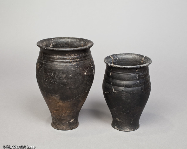 Gobelets balustres à boire en céramique, IIe siècle avant notre ère, hauteur : 21,5 cm (gauche) et 17,5 cm (droite), provenant du site de l'Îlot de la Charpenterie à Orléans (Loiret).