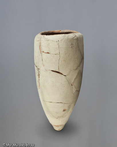 Amphore vinaire en céramique, originaire d'Italie, fin du IIe siècle avant notre ère, hauteur : 60 cm, provenant du site de l'Îlot de la Charpenterie à Orléans (Loiret). Elle est décolletée, vidée de son contenu et recyclée comme vase de réserve.