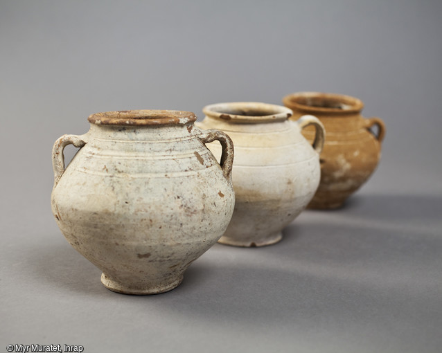 Vases munis de deux petites anses en céramique, 1er siècle de notre ère, d'une hauteur d'environ 12 cm pour un diamètre voisin de 8,5 cm, provenant du site de l'Îlot de la Charpenterie à Orléans (Loiret). Ces trois vases sont des vases de réserve.