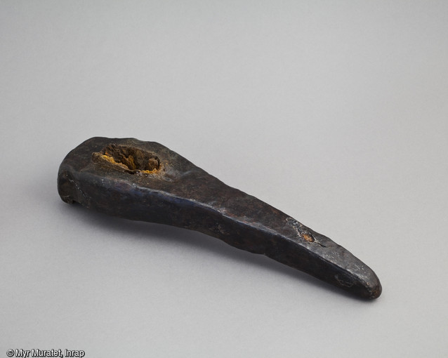 Pic de carrier en fer, 2e moitié XIe-XIIe siècle, longueur 28,5 cm, retrouvé dans le comblement d'une fosse d'extraction sur le site de la Charpenterie à Orléans (Loiret). Il constitue un des rares témoins de l'outillage utilisé pour l'extraction du calcaire. 