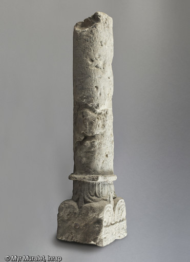 Colonnette en calcaire avec fût et chapiteau du Xe-XIe siècle, hauteur 85 cm, mise au jour dans l'ancien prieuré de la Madeleine sur le site du Pont de l'Europe à Orléans (Loiret). 