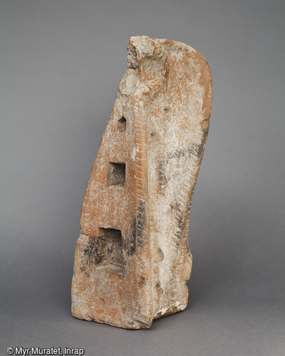 Chenet en terre cuite, Ier-IIIe siècle, hauteur 52 cm, découvert sur le site du lycée Saint-Euverte à Orléans (Loiret). L'extrémité a traditionnellement la forme d'un tête de bélier. 