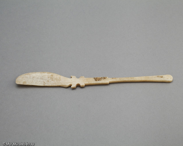 Spatule en os, fin du IIIe siècle, longueur 18cm, découvert sur le site archéologique de l'îlot Calvin à Orléans (Loiret). L'usage de cette spatule est incertain. 