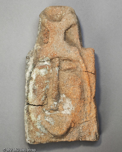 Tuile antéfixe en terre cuite , VIIe siècle, longueur 17,5 cm largeur 9,5 cm, découverte sur le site du Lac de la Médecinerie à Saran (Loiret) en 2011.