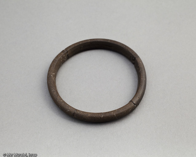 Bracelet en jais, diamètre 6,5 cm, 2e moitié du IIIe-IVe siècle, découvert dans une sépulture sur le site archéologique de la place De Gaulle à Orléans (Loiret). Ce bracelet était porté par un jeune adulte. 
