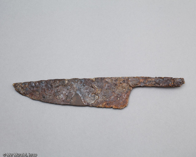 Couteau en fer, 1re moitié IIIe siècle, longueur 20 cm, découvert lors d'un diagnostic en 2002, 6 rue des Cordiers à Orléans (Loiret). La lame triangulaire et la soie sont fabriquées d'une seule pièce.La soie est destinée à être insérée dans un manche en bois ou en os.