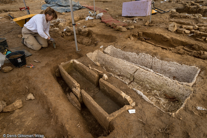 Les tombes découvertes offrent une grande variété d’architectures : coffres en pierre, en tuiles, en bois, sarcophages en plâtre… Cette diversité témoigne de l'évolution des pratiques funéraires entre le IVe et VIIIe siècles à Vitry-sur-Seine (Val-de-Marne), 2016.