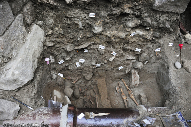 Coupe stratigraphique et vestiges d'une des trente sépultures médiévales mises au jour sur plusieurs niveaux au Mont-Saint-Michel (Manche), 2017 