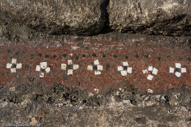 Croisettes réalisées en tesselles blanches et noires ornant un sol antique opus signinum découvert à Uzès (Gard) 2017.  