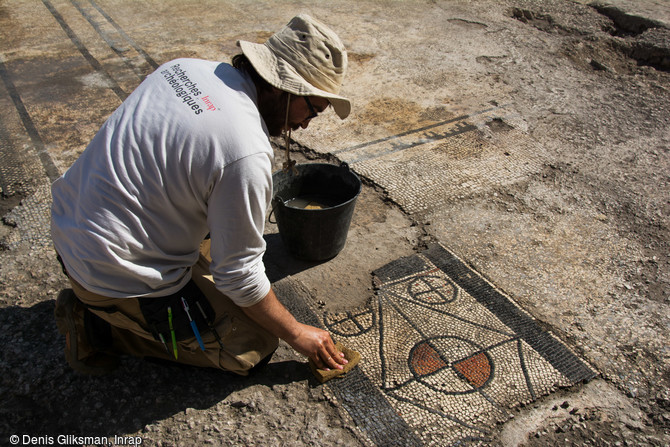 Nettoyage d'un seuil à motif géométrique d'une mosaïque antique mise au jour à Uzès (Gard), 2017.