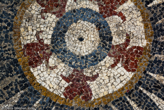 Motif central du pavement mosaïqué antique, composé de boutons floraux rouges découvert à Uzès (Gard), 2017.  