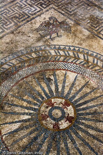 Motif central du pavement mosaïqué antique avec dans un angle, la représentation d'un aigle, mis au jour à Uzès (Gard), 2017.  