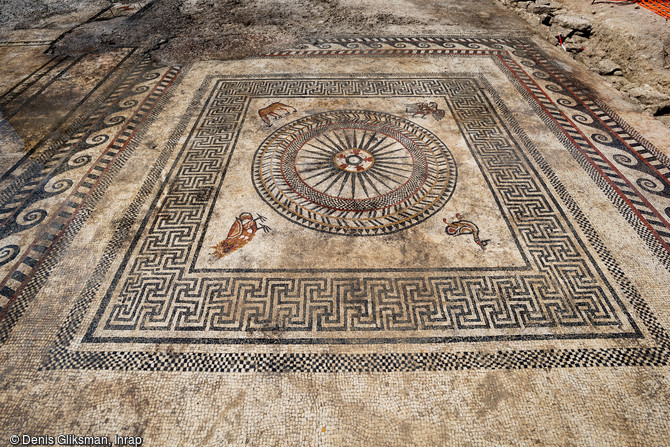 L'un des deux panneaux centraux de la pièce mosaïquée antique totalement nettoyé, découverte à Uzès (Gard), 2017.