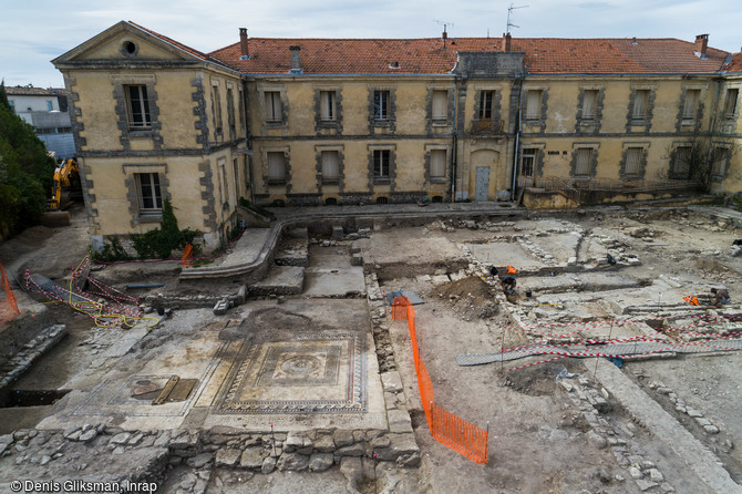 Vue aérienne de la zone 1 en cours de fouille, avec de gauche à droite : le bâtiment à mosaïque antique, la rue et les habitations, mis au jour à Uzès (Gard), 2017.