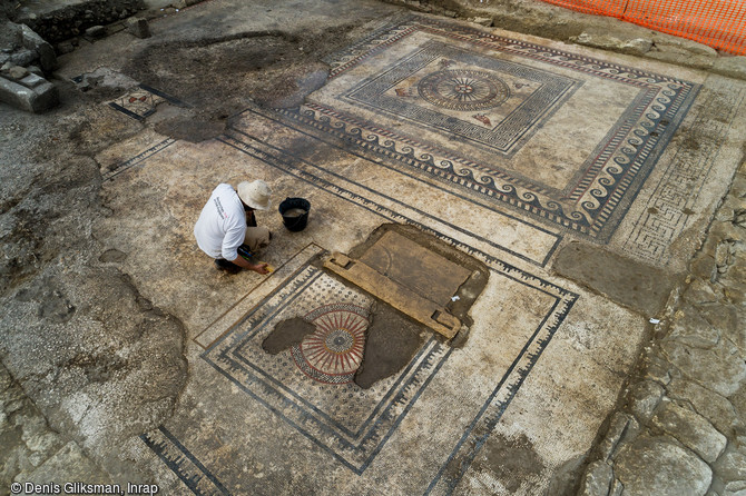 Nettoyage du pavement de la salle mosaïquée antique découverte à Uzès (Gard), 2017.