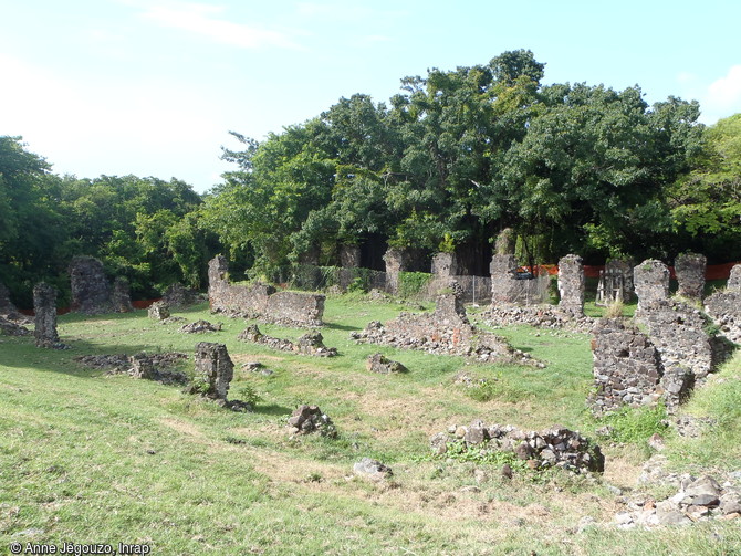 Vue des vestiges des entrepôts de l'habitation sucrerie du château Dubuc à La Trinité (Martinique) avant le premier jour de la fouille, 2012. 