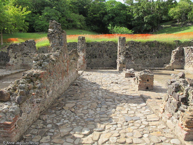 Espace pavé entre chaque bâtiment des entrepôts de l'habitation sucrerie du château Dubuc à La Trinité (Martinique), 2012. Cette espace a pour fonction principale d'évacuer les eaux de pluie déversées par les terrasses supérieures et les toits. 