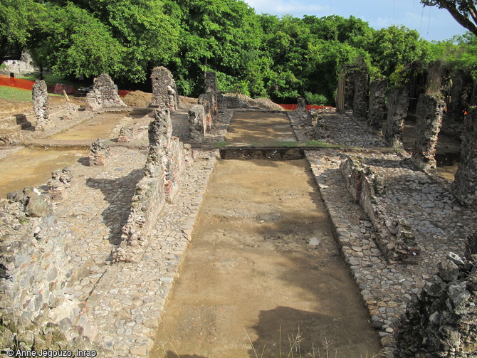 Bâtiment central des entrepôts de l'habitation sucrerie du château Dubuc à La Trinité (Martinique), 2012. Ce bâtiment est agrémenté d'une galerie pavée permettant la circulation intérieure. 