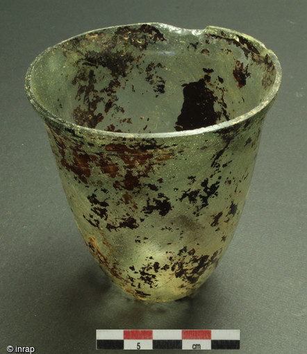 Les autres verreries de la nécropole d'Evrecy sont beaucoup plus communes. Ce gobelet par exemple, très fréquent à la fin de l'Antiquité.