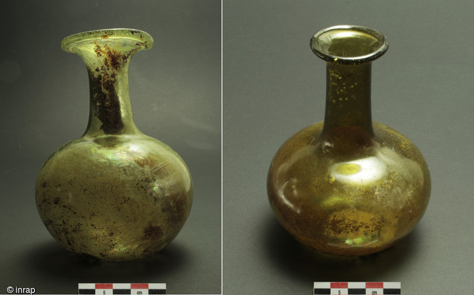 Ce type de flacon en verre fait figure d'incontournable de la verrerie des IVe et Ve siècles. En offrande funéraire, il est souvent associé au gobelet précédent. Comme lui, il est destiné au service de la boisson.
