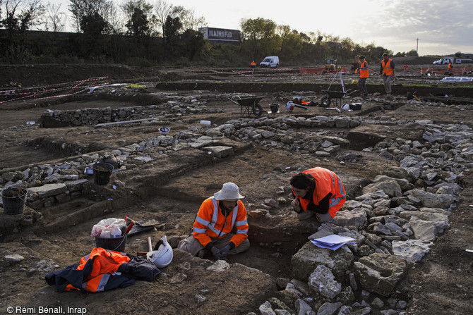 Étude des sols en terre battue d'une maison médiévale découverte au Mas de Roux à Castries (Hérault), 2013. La fouille a révélé les vestiges d’un village médiéval occupé du IXe au XVe siècle de part et d'autre de la voie domitienne.