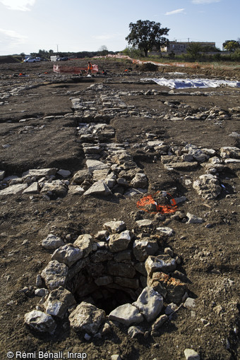 Un puits du XIIIe siècle, Mas de Roux, Castries (Hérault), 2013 La fouille a révélé les vestiges d’un village médiéval occupé du IXe au XVe siècle de part et d'autre de la voie domitienne.