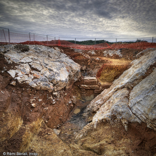 Entrée d'un four à chaux romain, Mas de Roux à Castries (Hérault), 2013.La fouille a révélé les vestiges d’un village médiéval occupé du IXe au XVe siècle de part et d'autre de la voie domitienne.